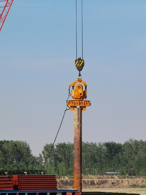 240KN Vibratory Hammer Pile Driver AP90A Jenis Crane Dengan Amplitudo 10,3mm
