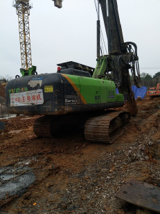 50kN Crowd Force Menggunakan Piling Rig Dengan Torsi Putar 20kN.M & Gaya Hoisting 30kN